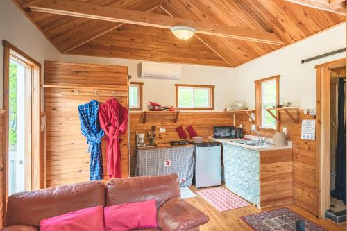 ein Wohnzimmer mit einem Sofa und einer Küche in der Unterkunft Cabot Shores in Indian Brook