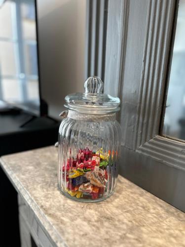 un bocal en verre rempli de jouets posé sur un comptoir dans l'établissement 3 pièces neuf au pied des musées - Wifi & Parking, à Grasse