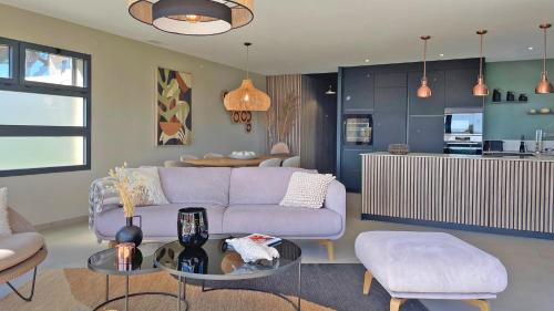 un salon avec un canapé violet et une table dans l'établissement Terrasses de la Mer, à Sainte-Maxime