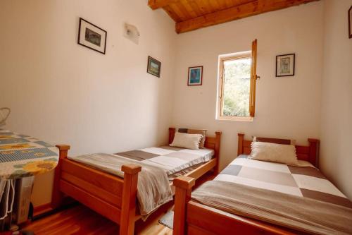 Postel nebo postele na pokoji v ubytování Karuc lake house