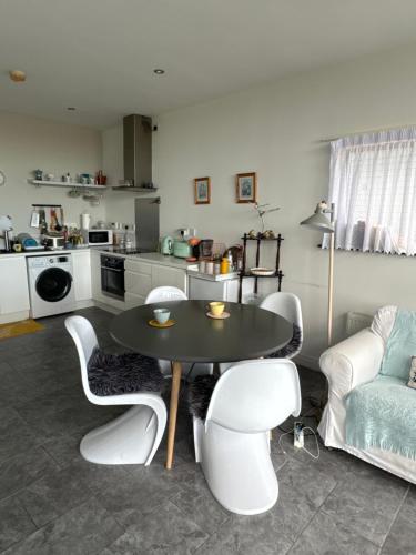 uma sala de estar com uma mesa e cadeiras e um sofá em 湖景度假屋Lakeview Vacation Home em Belturbet