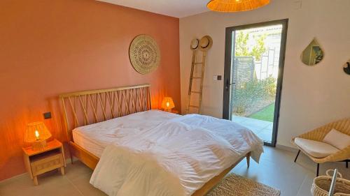 une chambre avec un lit, une chaise et une fenêtre dans l'établissement Terrasses de la Mer, à Sainte-Maxime