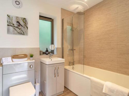 a bathroom with a toilet and a tub and a sink at 2 Bed in East Bergholt 82397 in East Bergholt
