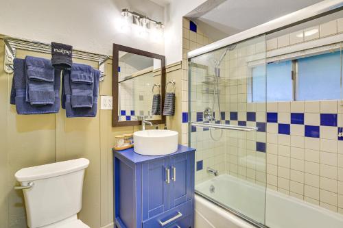 uma casa de banho com um WC, um lavatório e um chuveiro em Crestline Vacation Rental with Private Hot Tub! em Crestline