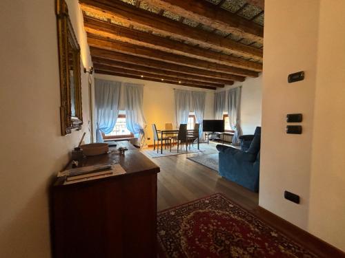 un soggiorno con divano blu e tavolo di Piazza Erbe Lodge a Verona