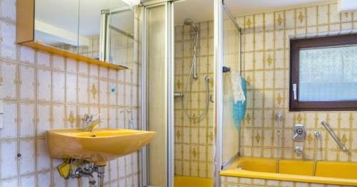a bathroom with a sink and a shower at Ferienhaus Pfisterhof in Kirchzarten