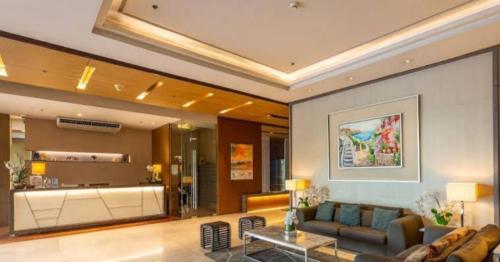 sala de estar con sofá y mesa en Bel's 2 Bedroom Condo in Santorini Hotel Sta. Lucia Mall Cainta Rizal, en Manila