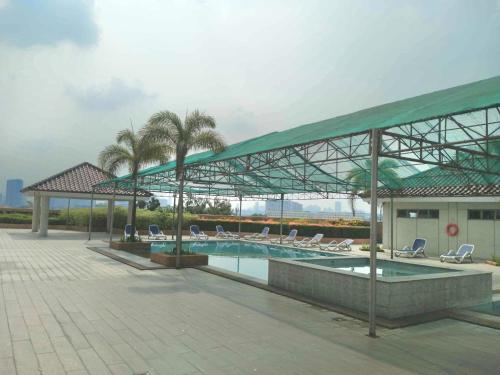 Πισίνα στο ή κοντά στο Bel's 2 Bedroom Condo in Santorini Hotel Sta. Lucia Mall Cainta Rizal