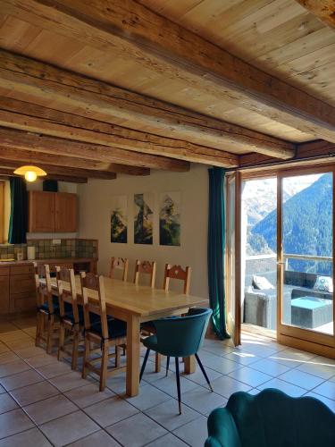 une cuisine et une salle à manger avec une table et des chaises dans l'établissement Unique à Champagny l'appartement Panoramik dans un Chalet d'Alpage avec une vue exceptionnelle, à Champagny-en-Vanoise