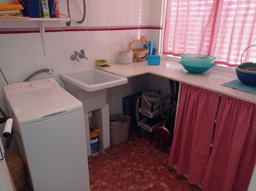 una pequeña cocina con fregadero y encimera en Nereidas Solo Familias SERVIPLAYA, en Casas Las Basas