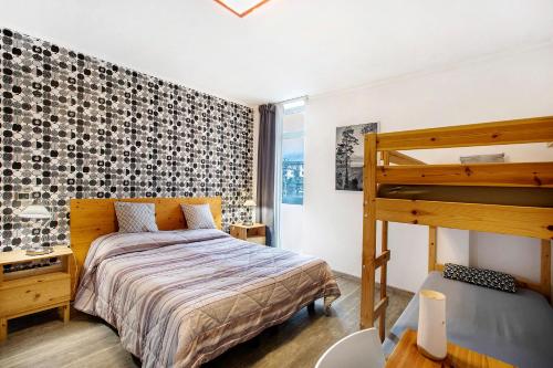 een slaapkamer met een bed en een stapelbed bij Alpen Pila Residence Loft 2 in Aosta