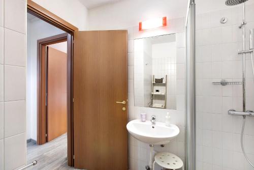een badkamer met een wastafel, een toilet en een douche bij Alpen Pila Residence Loft 2 in Aosta