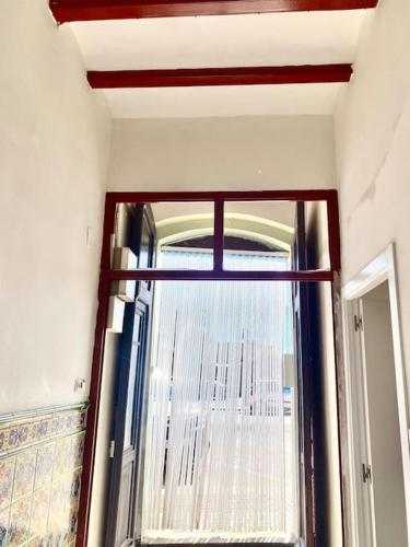 ventana en una habitación con vistas a un edificio en Casa Benicassim Completa en Benicàssim