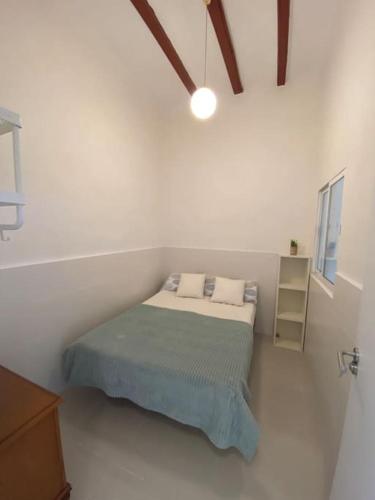 Casa Benicassim Completa في بنو قاسم: غرفة نوم بسرير في غرفة بيضاء