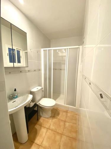 a bathroom with a toilet and a shower and a sink at Casa Benicassim Completa in Benicàssim