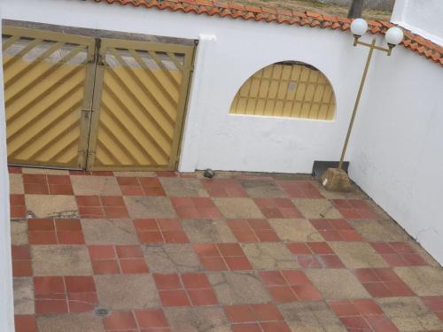 garaje con 2 puertas y suelo de baldosa en CYM RICAURTE, en Ricaurte