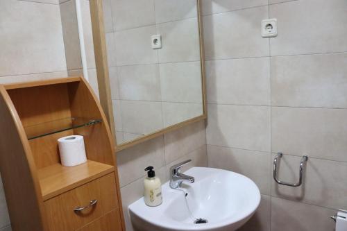La salle de bains est pourvue d'un lavabo et d'un miroir. dans l'établissement Apartamento Boltaña, 