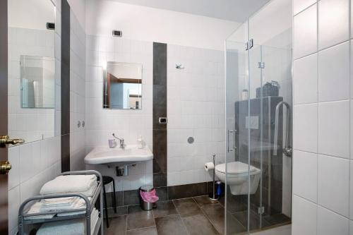 uma casa de banho com um lavatório, um WC e um chuveiro em Alpen Pila Residence Loft 1 em Aosta