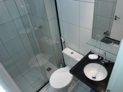 y baño con ducha, aseo y lavamanos. en Flat para temporada Caruaru, en Caruaru