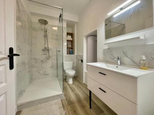 y baño con ducha, lavabo y aseo. en Cocon zen du clocher - SOnights, en Château-du-Loir