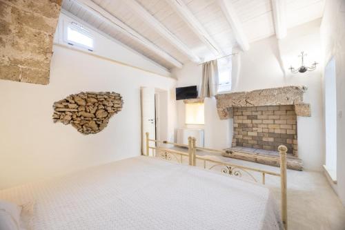- une chambre avec une cheminée et un lit dans une pièce dans l'établissement Villa Ametista, à Taviano