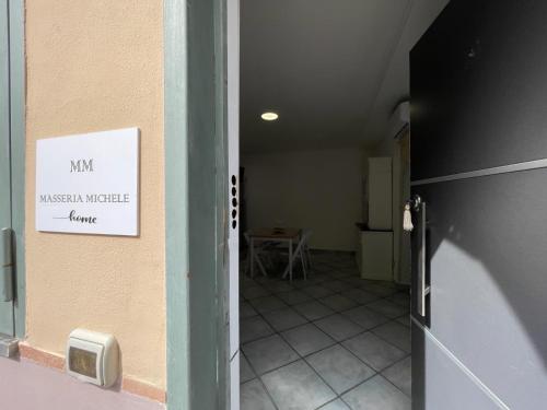 ナポリにあるMasseria Micheleの看板の付いた廊下への扉