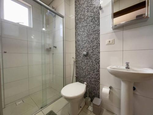 a bathroom with a toilet and a sink and a shower at Esse Studio é o que está procurando! AB710 in Maringá