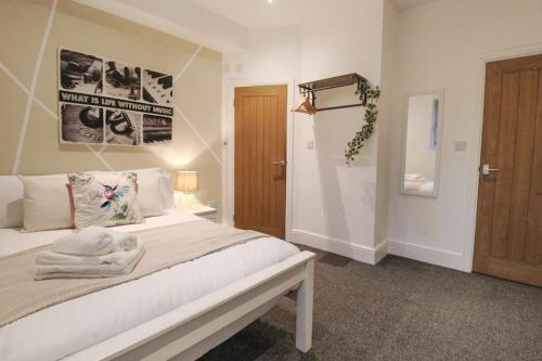 ein Schlafzimmer mit einem Bett mit Handtüchern darauf in der Unterkunft Spacious 1 Bed Apartment 1 Minute Walk from Square in Nottingham