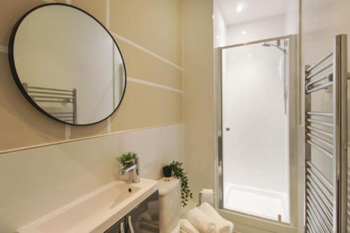 a bathroom with a mirror and a sink at Spacious 1 Bed Apartment 1 Minute Walk from Square in Nottingham