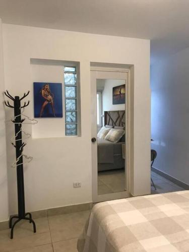 Ένα ή περισσότερα κρεβάτια σε δωμάτιο στο Albano habitación acústica cocina y baño