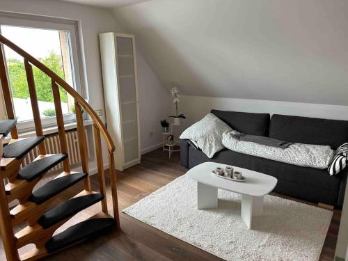 a living room with a couch and a table at Gästehaus Brunswiek Obergeschoss in Vordorf