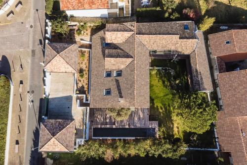 une vue aérienne sur une maison avec des toits dans l'établissement BEACH HOUSE KEYWEEK Villa Design Swimming pool near Bidart beach, à Bidart