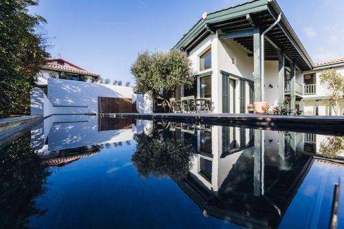 une image d'une maison avec piscine dans l'établissement BEACH HOUSE KEYWEEK Villa Design Swimming pool near Bidart beach, à Bidart
