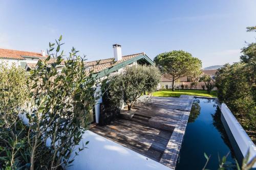 - une vue aérienne sur une maison avec un étang dans l'établissement BEACH HOUSE KEYWEEK Villa Design Swimming pool near Bidart beach, à Bidart