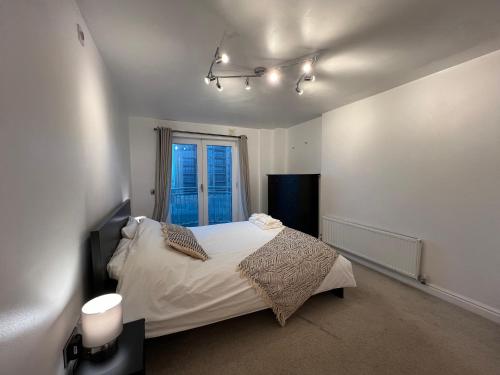 a bedroom with a bed and a window at Centrally Located Flat in London with Free Parking in Edgware