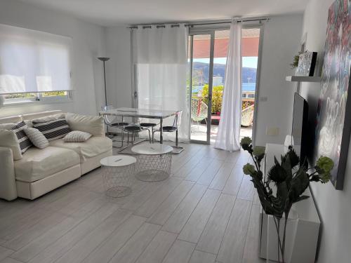 THE WHITE HEART HOUSE – ATTIC SEA VIEW