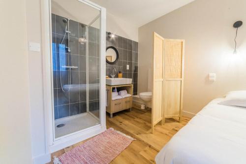 uma casa de banho com um chuveiro, um WC e um lavatório. em BOYER 3 - Maison Terrasson - 3 chambres em Terrasson