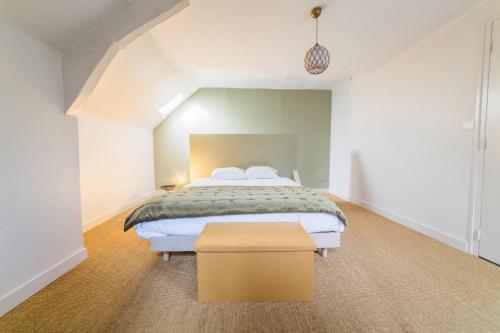 um quarto com uma cama grande num quarto em BOYER 3 - Maison Terrasson - 3 chambres em Terrasson