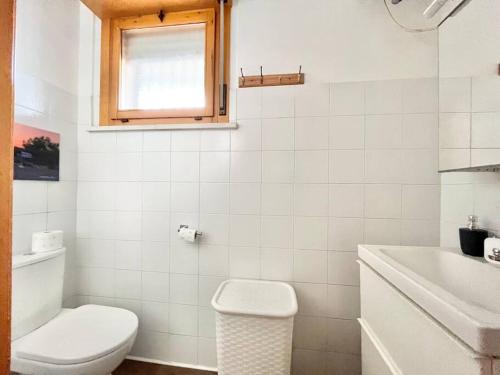 uma casa de banho branca com um WC e um lavatório em Brunori Home em Roma