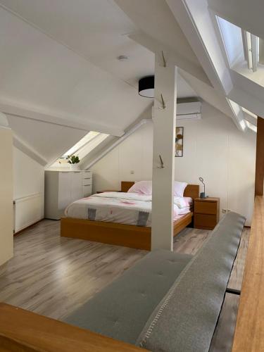 een slaapkamer met een bed op zolder bij Appartement Lijnden in Lijnden