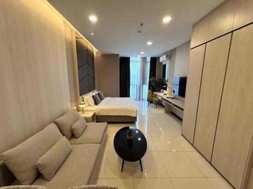 un soggiorno con divano e tavolo di Societe Suites Hartamas a Kuala Lumpur