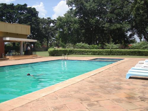 une personne se baignant dans une piscine dans l'établissement Acholi Inn, à Gulu