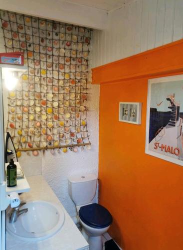 une salle de bain avec toilettes et lavabo dans l'établissement la maison du bonheur, à Seignosse