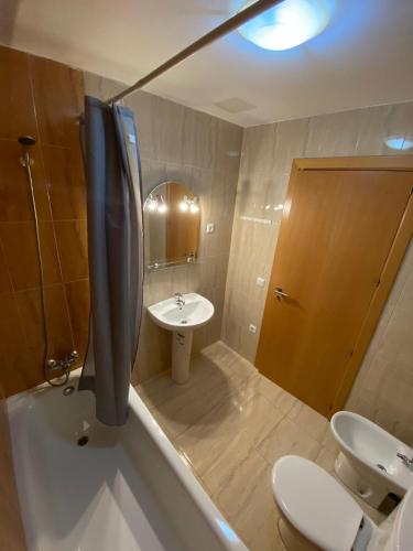 a bathroom with a sink and a toilet and a tub at Apartamento Sant Blai in Tivissa