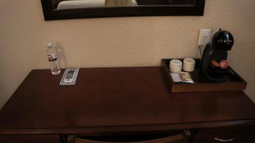 - une table dans une chambre d'hôtel avec télécommande dans l'établissement Hotel Casa Blanca, à Fresnillo de González Echeverría
