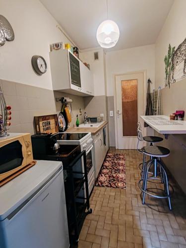 une cuisine avec un évier et une cuisinière dans l'établissement Central Studio, à Nice