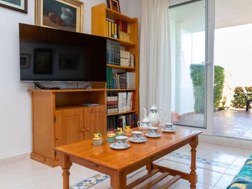 Μια τηλεόραση ή/και κέντρο ψυχαγωγίας στο Apartment Cala Gonzalez-1 by Interhome