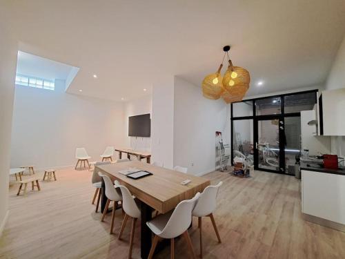 une salle à manger avec une table et des chaises en bois dans l'établissement Nouakchott, Maison atypique, à Reims