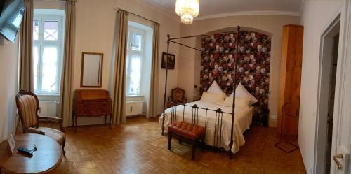- une chambre avec un lit et un grand mur dans l'établissement Historischer Winzerverein Boutique B&B, à Senheim