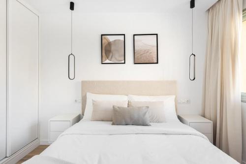 - une chambre blanche avec un grand lit aux murs blancs dans l'établissement Horizonte azul, à Santa Cruz de Tenerife